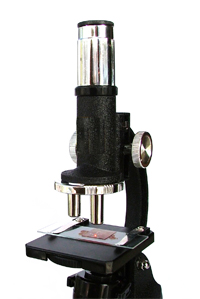 一個顯微鏡在白色背景上。